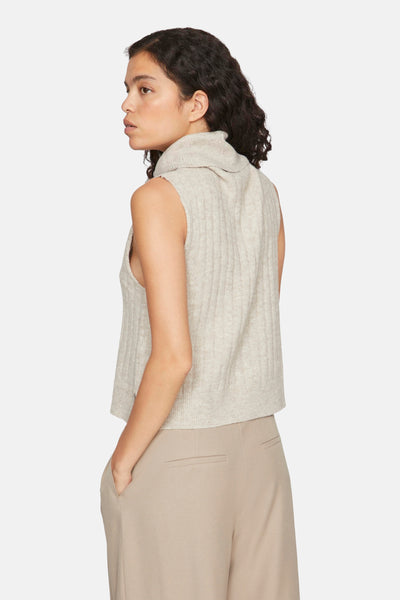Beige geribd gebreid hemdje van VILA®, gedragen met een beige broek met zakken, zijwaarts bekeken.