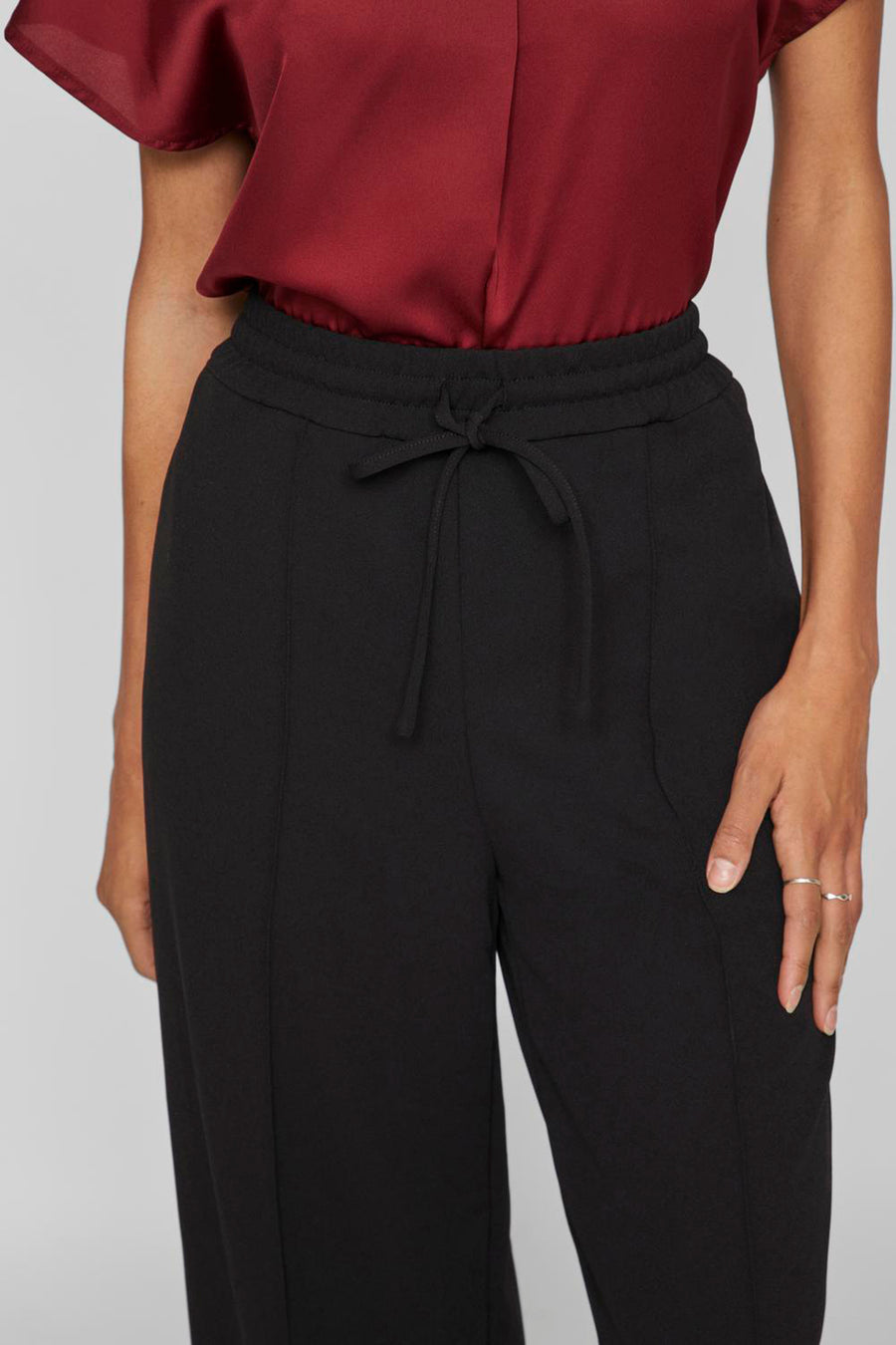 Zwarte broek van VILA, met trekkoord in de taille en twee steekzakken.