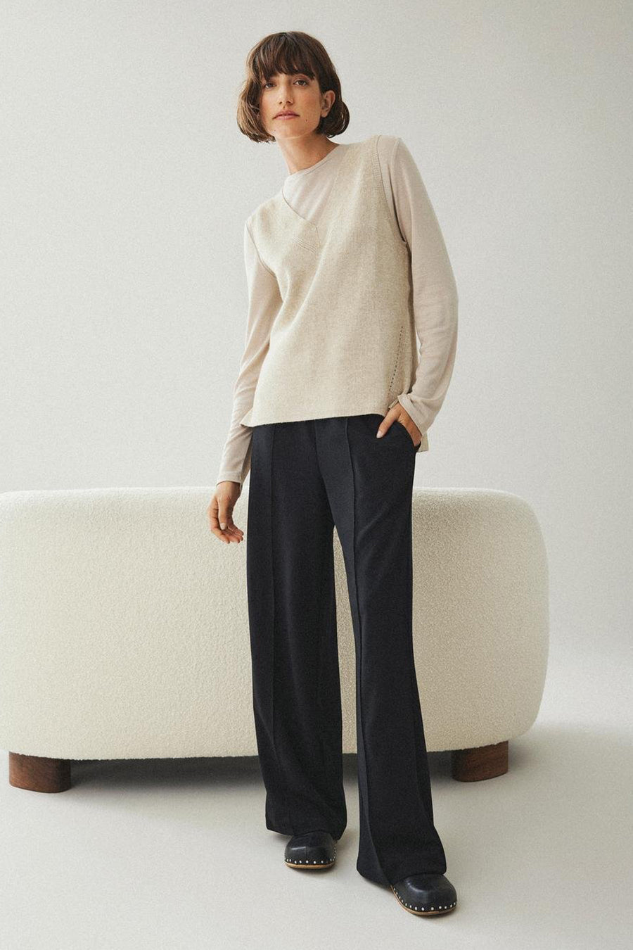 Zwarte broek van VILA, rechte pasvorm met naaddetails, gedragen met een lichtbeige top.