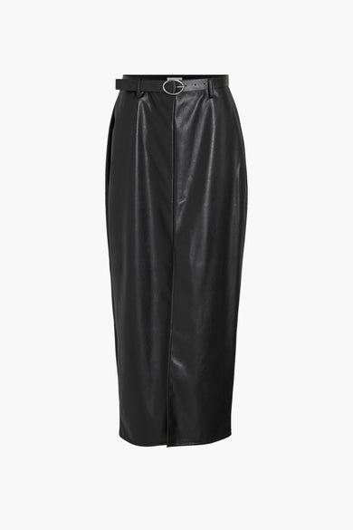 Jupe longue noire en similicuir de VILA®, avec ceinture fine et boucle argentée.
