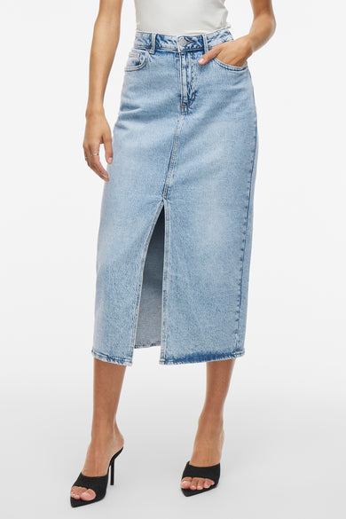 Denim blauwe 3/4 jurk van VILA, met een scheur aan de voorkant, gedragen met een eenvoudig wit bovenlicd.