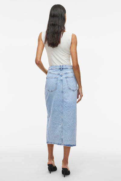 Denimjupe 3/4 van VILA in lichtblauwe denim, gezien van achteren met een spleet in het midden.