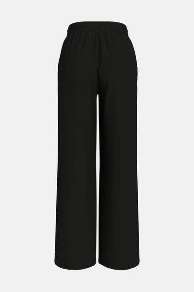 Pantalon noir décontracté de VILA, coupe large et fluide, sur fond uni.
