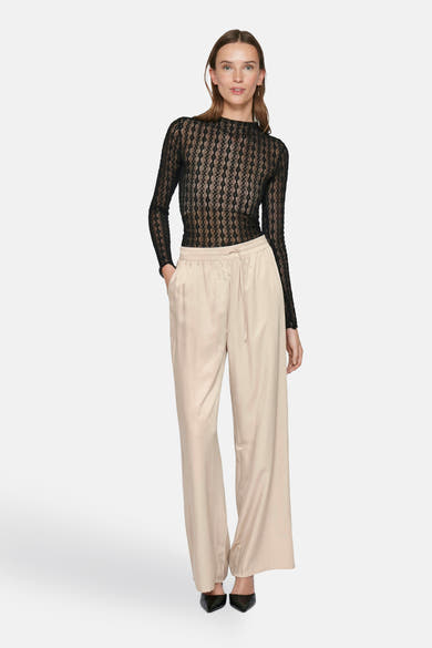 Pantalon beige van VILA, avec une texture satinée et une coupe ample et fluide.