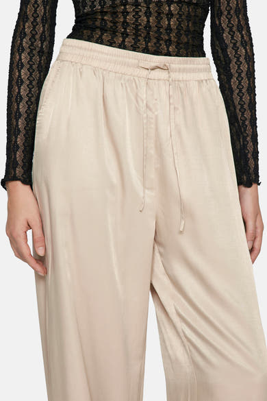 Pantalon beige de VILA, avec cordon de serrage à la taille et tissu fluide.