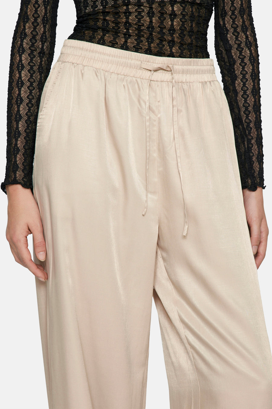 Pantalon beige de VILA, avec cordon de serrage à la taille et tissu fluide.