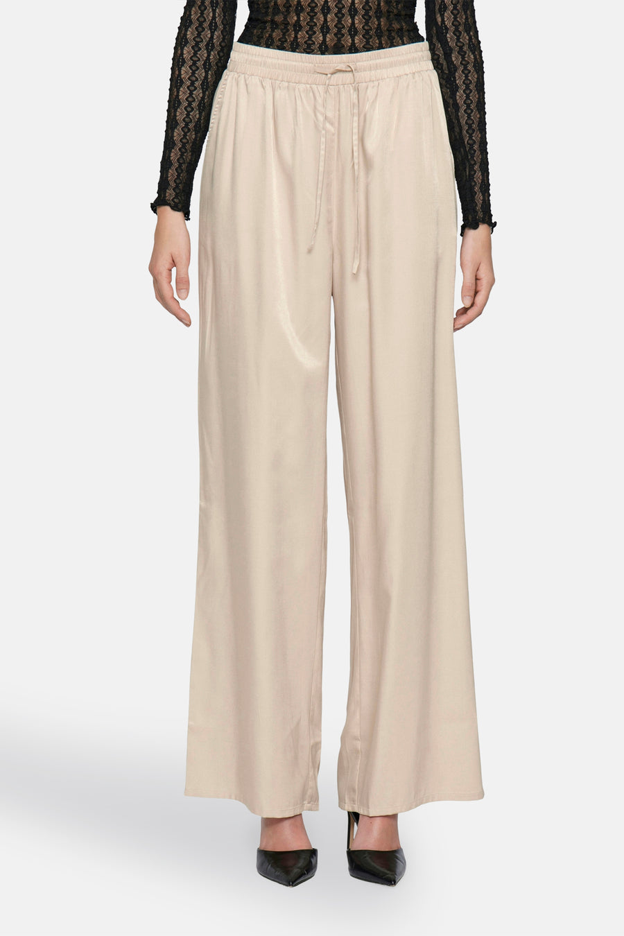 Beige broek van VILA, met elastische tailleband en een losse pasvorm.