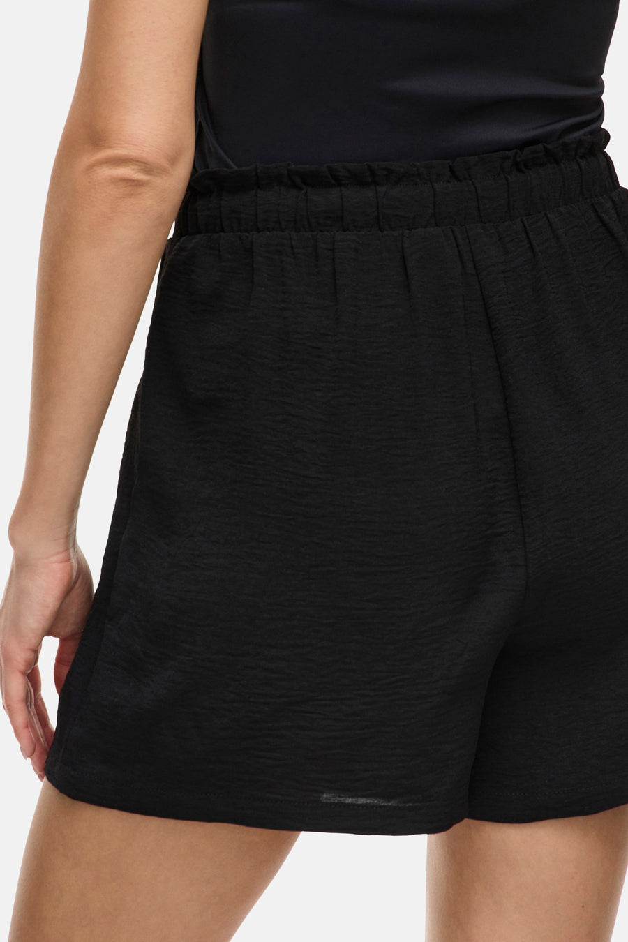 Short noir de VILA, avec une texture froissée et une taille élastiquée.