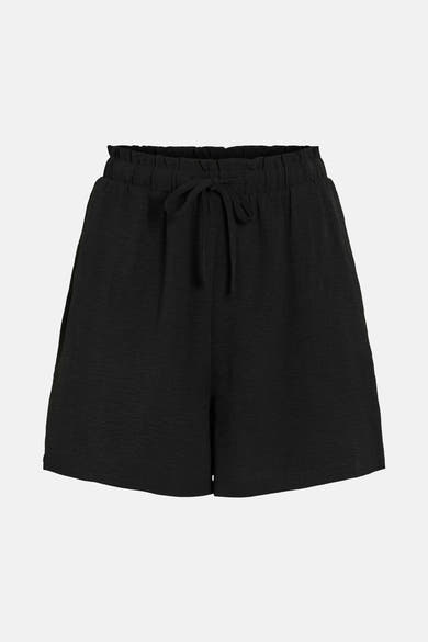 Short noir de VILA®, avec une taille élastique et une texture légèrement froissée.