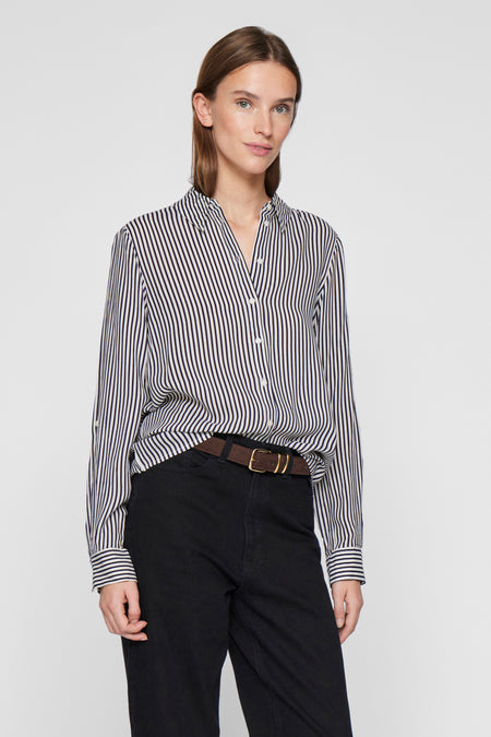 Blauw-wit gestreept overhemd met lange mouwen van VILA, gedragen met een zwarte broek en een bruine riem.