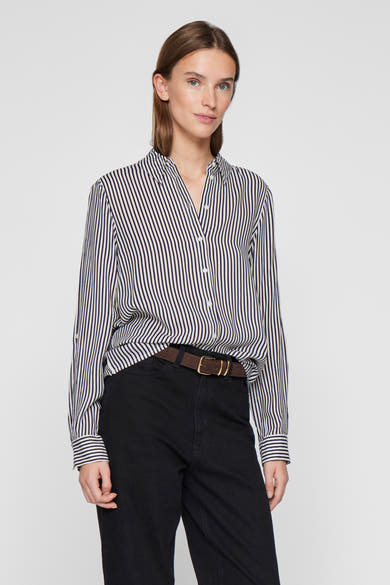 Blouse met lange mouwen in blauw gestreept van VILA, gedragen met een bruine riem en een zwarte broek.