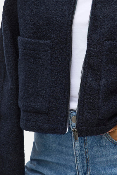 Veste courte bleu marine en bouclette de VILA®, avec fermeture éclair argentée et poches plaquées.