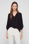 Zwarte blouse met lange mouwen van VILA®, subtiele textuur en opgestroopte 3/4 mouwen.