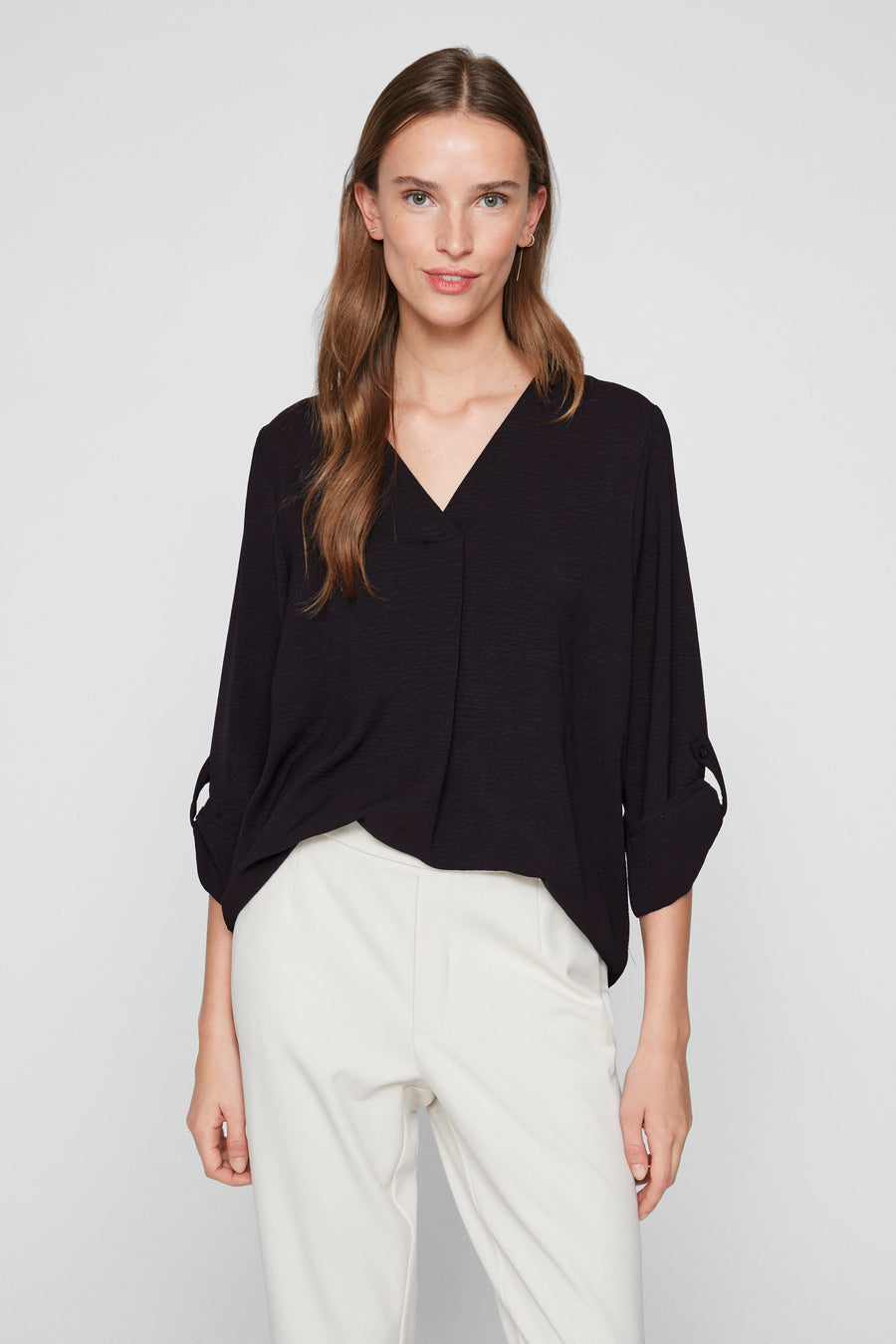 Zwarte blouse met lange mouwen van VILA®, subtiele textuur en opgestroopte 3/4 mouwen.