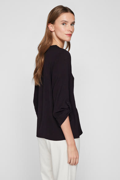 Zwarte blouse met lange mouwen van VILA, met opgerolde mouwen en een afgeronde zoom.