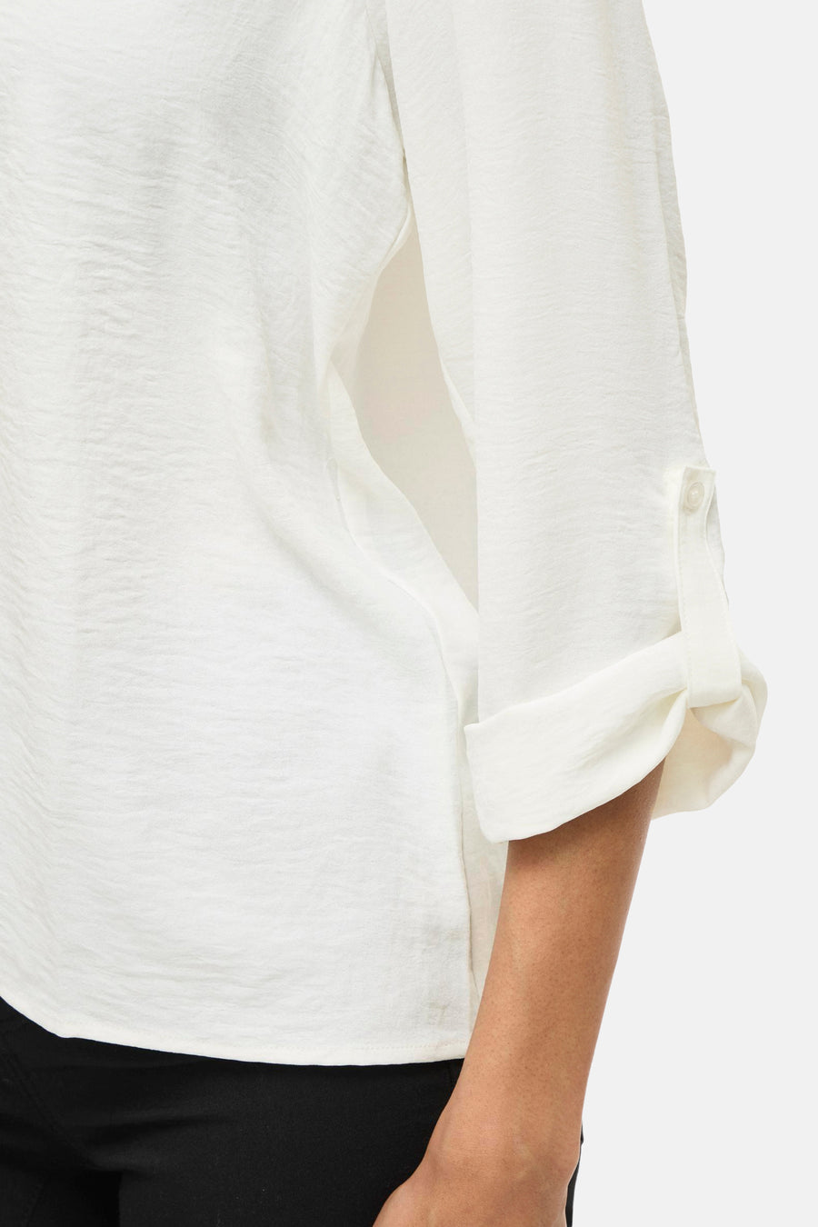Wit blouse met lange mouwen van VILA®, opgerolde mouw en knoopdetail.