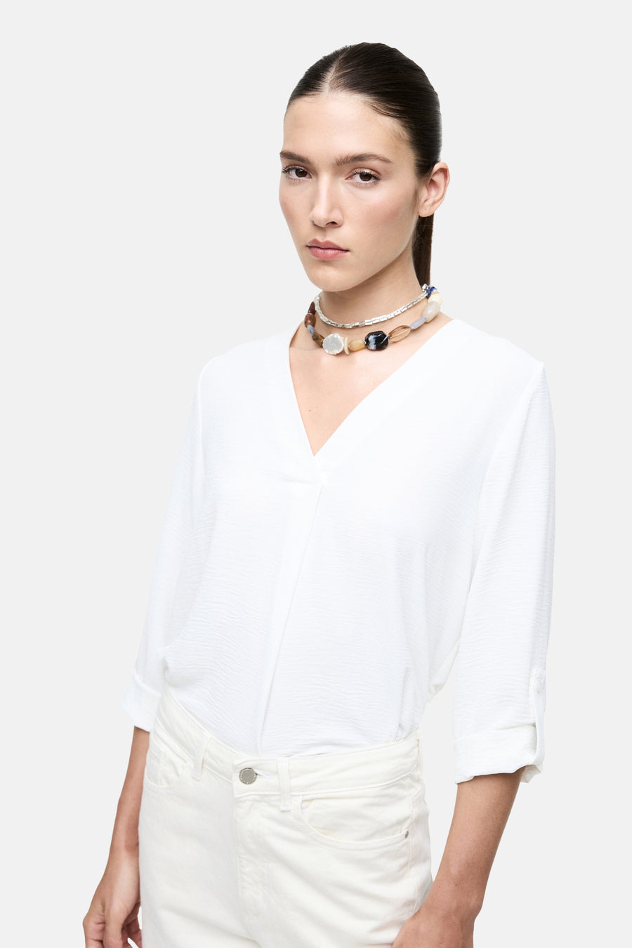 Wit blouse met lange mouwen van VILA®, gedragen met een witte jeans en een parelketting.
