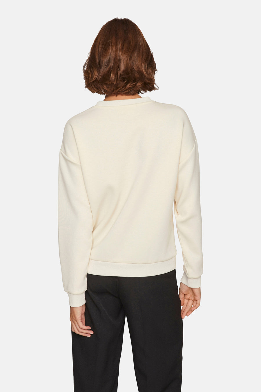 Beige ronde hals sweatshirt van VILA®, lange mouwen, gedragen met een zwarte broek.