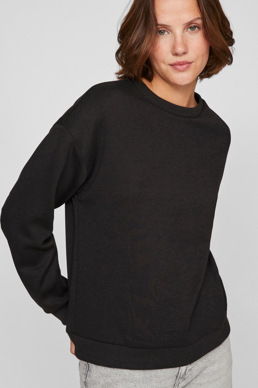 Zwarte sweater van VILA, relaxte pasvorm, met geribbelde zoom en manchetten.