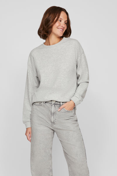 Sweat-shirt gris de VILA, porté avec un jean délavé et une coupe décontractée.