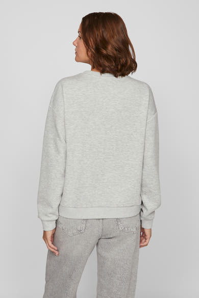 Sweat-shirt gris de VILA, vue de dos, porté avec un jean gris délavé.