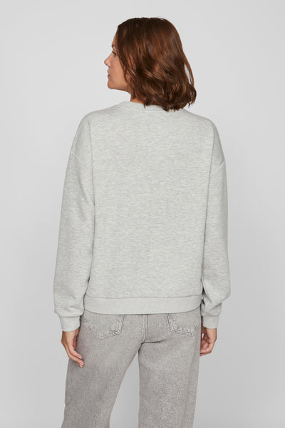 Sweat-shirt gris de VILA, vue de dos, porté avec un jean gris délavé.