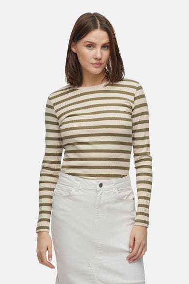 Kaki T-shirt met lange mouwen van VILA®, met horizontale strepen, gedragen met een witte rok.