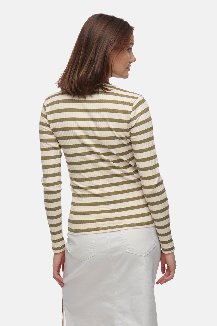 Kaki gestreept T-shirt met lange mouwen van VILA, gedragen met een witte rok, van achteren gezien.