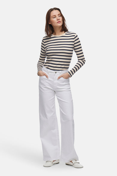 Blauwe gestreepte lange mouw T-shirt van VILA, gedragen met een witte broek en witte schoenen.