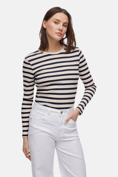 T-shirt met lange mouwen van Vila, blauw en beige gestreept, gedragen met een witte broek.