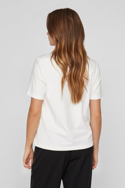 T-shirt à manches courtes blanc de VILA®, vue de dos, porté avec un pantalon noir.