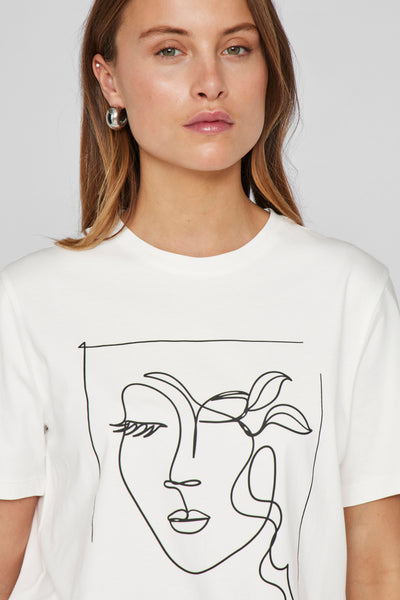 T-shirt à manches courtes blanc de Vila, orné d'un dessin au trait minimaliste d'un visage féminin et boucles d'oreilles argentées.
