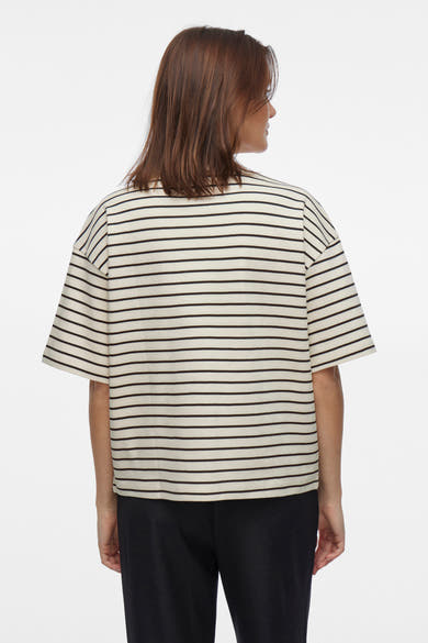 Beige T-shirt met zwarte strepen van VILA®, van achteren gezien, gedragen met een effen zwarte broek.