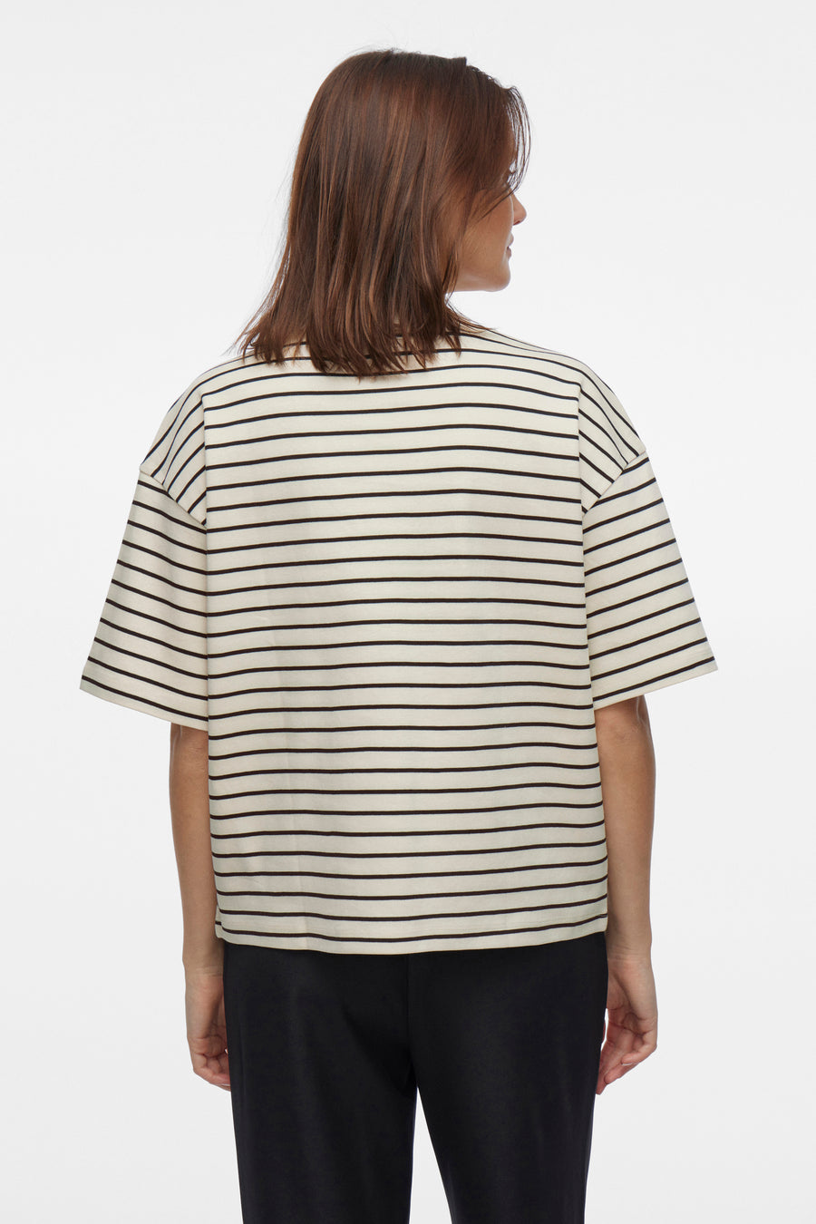 Beige T-shirt met zwarte strepen van VILA®, van achteren gezien, gedragen met een effen zwarte broek.