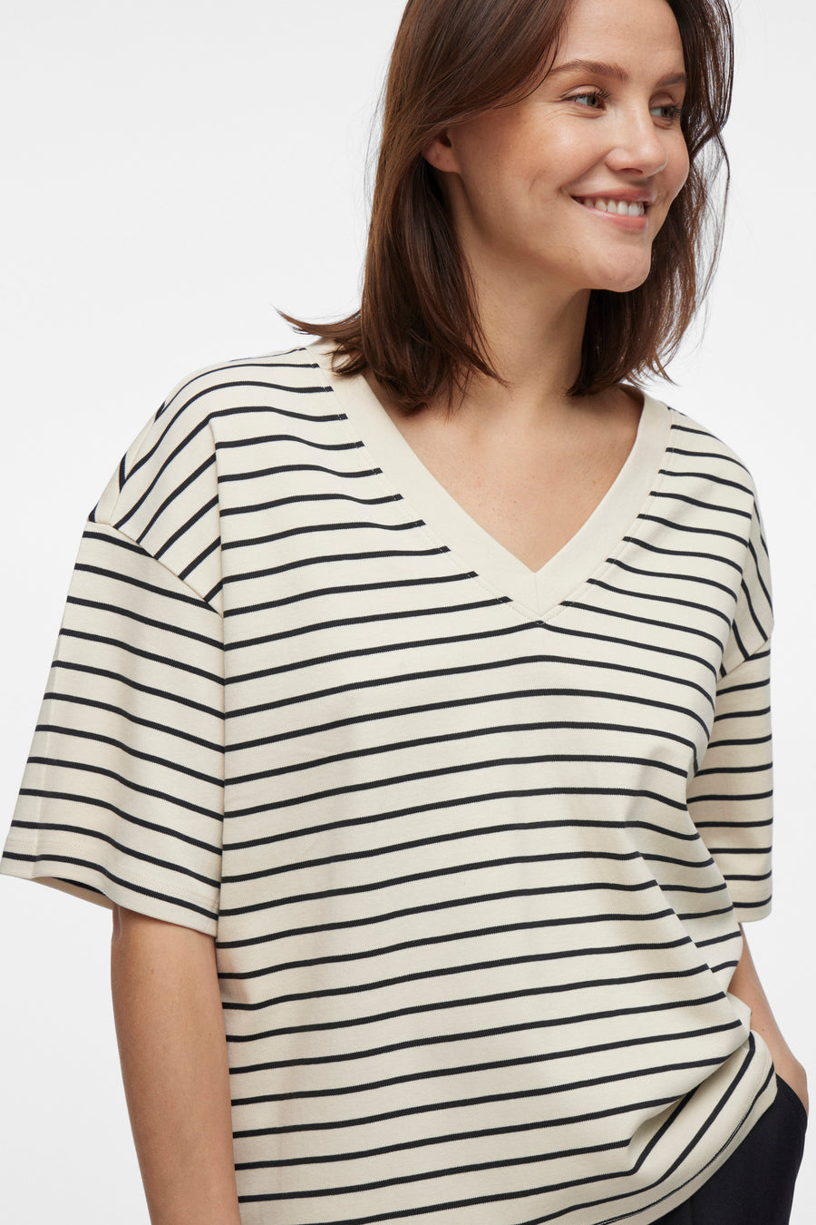 Beige gestreept T-shirt van VILA®, met V-hals en korte mouwen.