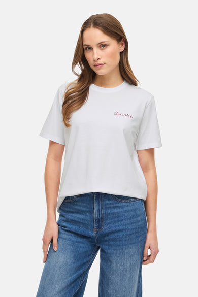 T-shirt blanc à manches courtes de VILA®, avec le mot « amore » brodé en rouge.