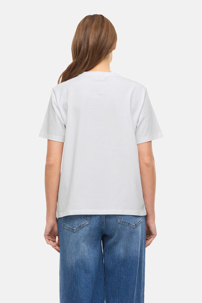 T-shirt blanc à manches courtes de VILA, porté avec un jean taille haute bleu.