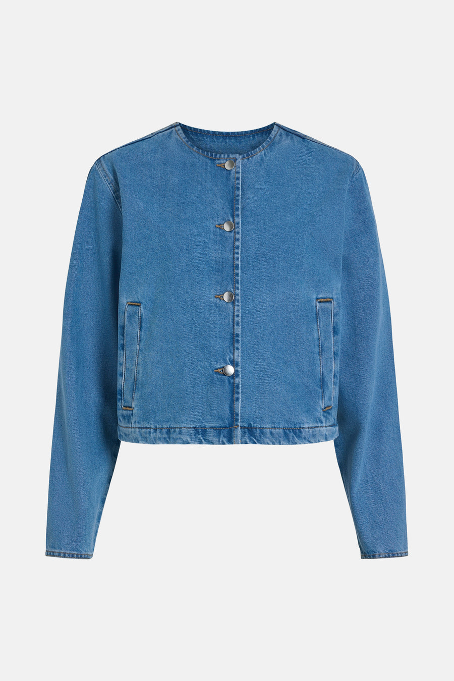 Kort jasje van middinblauw denim van VILA, met zilveren knoopsluiting en paspelzakken.