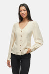 Beige blouse met lange mouwen van VILA®, met knopen en gedragen met een zwarte broek.