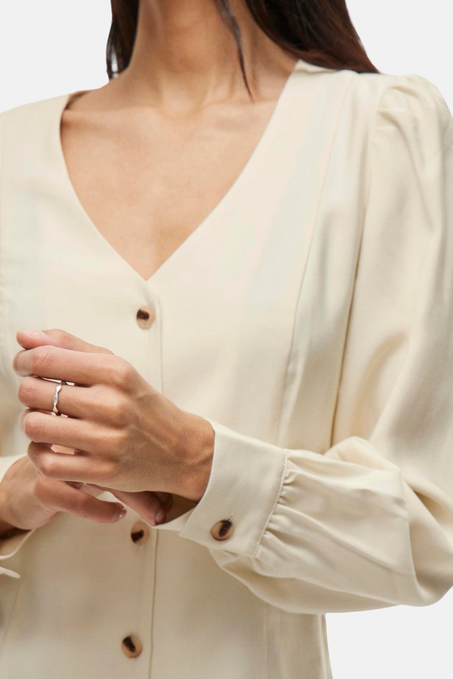 Beige blouse met lange mouwen van VILA®, met knopen aan de voorkant en knoopmanchetten.