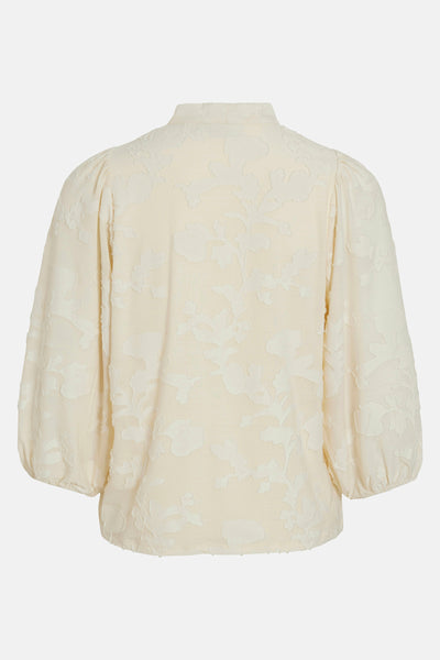 Ecru blouse met lange mouwen van VILA®, met toon-op-toon bloemenpatroon en pofmouwen.