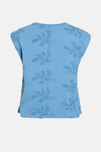 Top bleu sans manches de VILA® avec motif floral ton sur ton en broderie, vue arrière.
