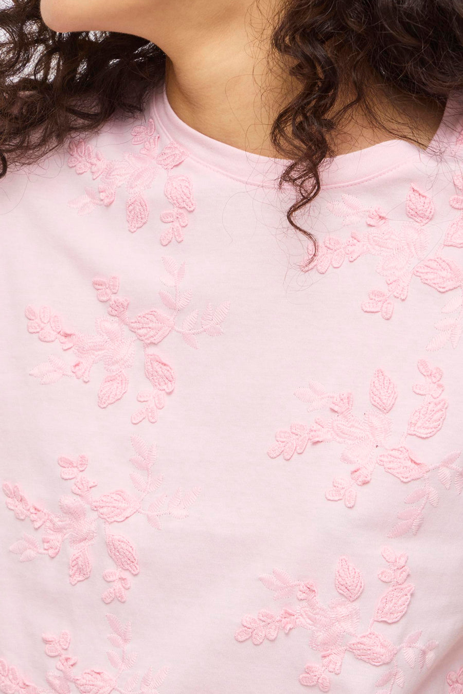 Mouwloze top van VILA met ton-sur-ton geborduurde bloemenprints.