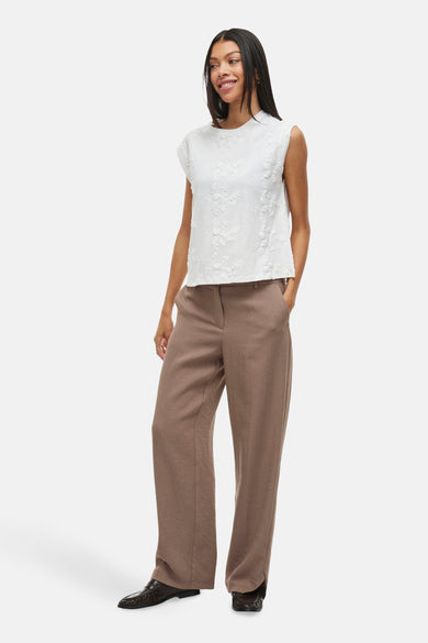 Top sans manches blanc de VILA®, orné de motifs floraux brodés.