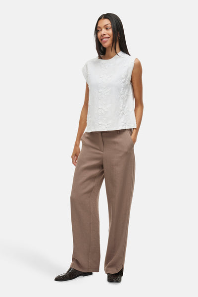 Top sans manches blanc de VILA®, orné de motifs floraux brodés.