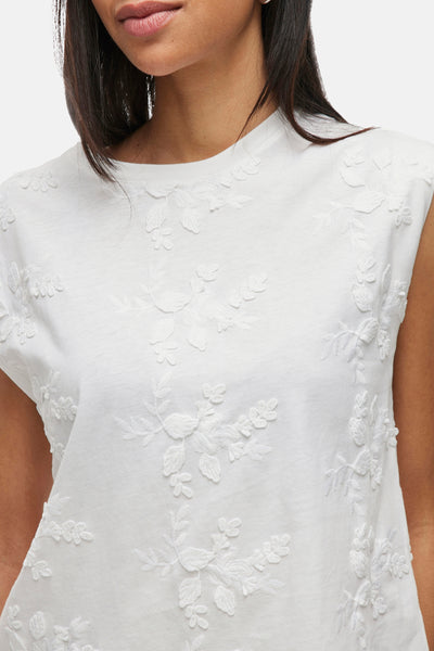 Top blanc sans manches de VILA, avec broderies florales ton sur ton.