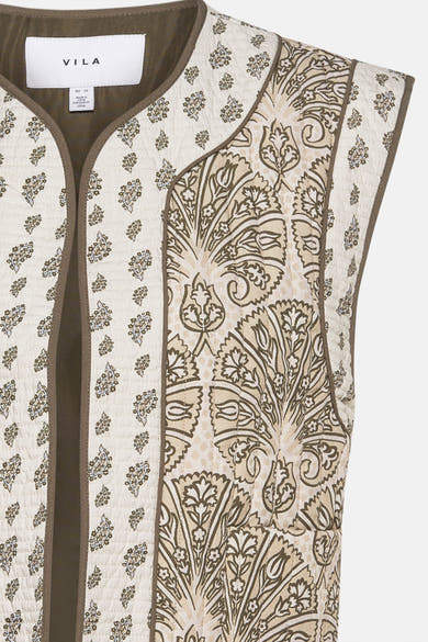Gilet multicolore de VILA, avec motif floral et matelassage géométrique.