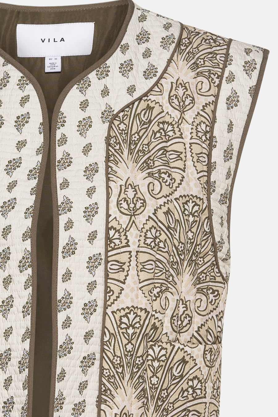 Gilet multicolore de VILA, avec motif floral et matelassage géométrique.
