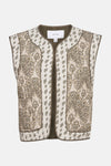 Gilet multicolore de VILA, avec un motif cachemire beige et marron, et une bordure marron.