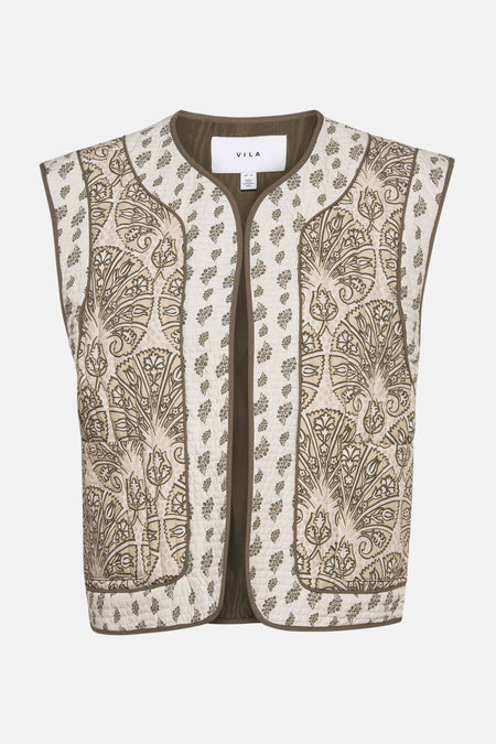 Multikleure vest van VILA, met een beige en bruin paisley patroon, en een bruine bies.